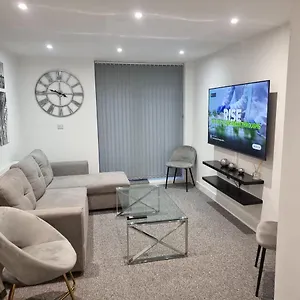 Classic 2 Bed In Oldkent Road Apartment