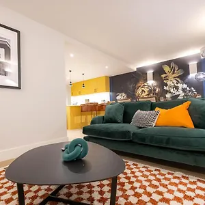 Three Bedroom Near Brick Lane By Belvilla Apartment